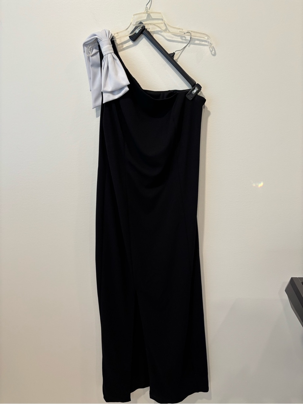 Elegant One-Shoulder Black Dress with Contrast Bow